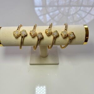 Gold plated flower Bracelet in gold tone with diamanté.Price is for one bracelet